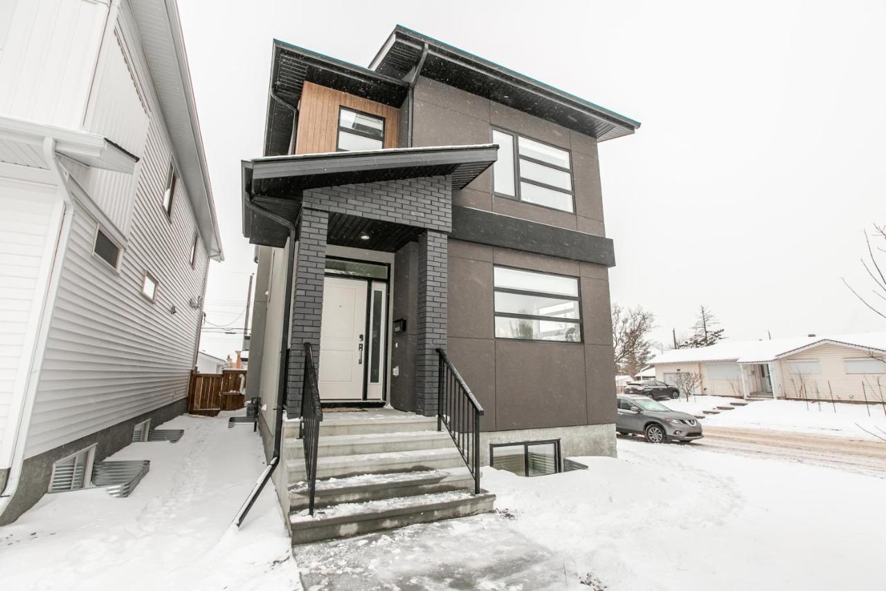 Bright Modern Home - King Bed - Free Parking - Fireplace - Fast Wi-Fi - Free Netflix Edmonton Exterior photo